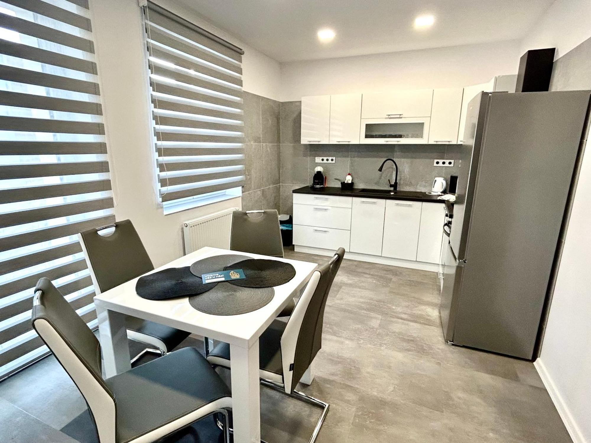 Apartmany Premium Se Soukromym Parkovanim Česká Lípa Exteriör bild